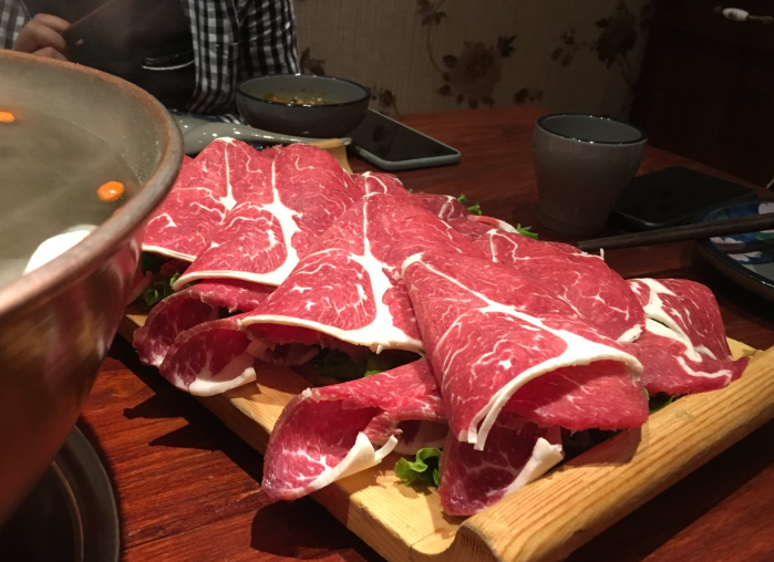 夜查护食安 河北省涉县多部门联合出击 守护群众“舌尖上的放心肉”