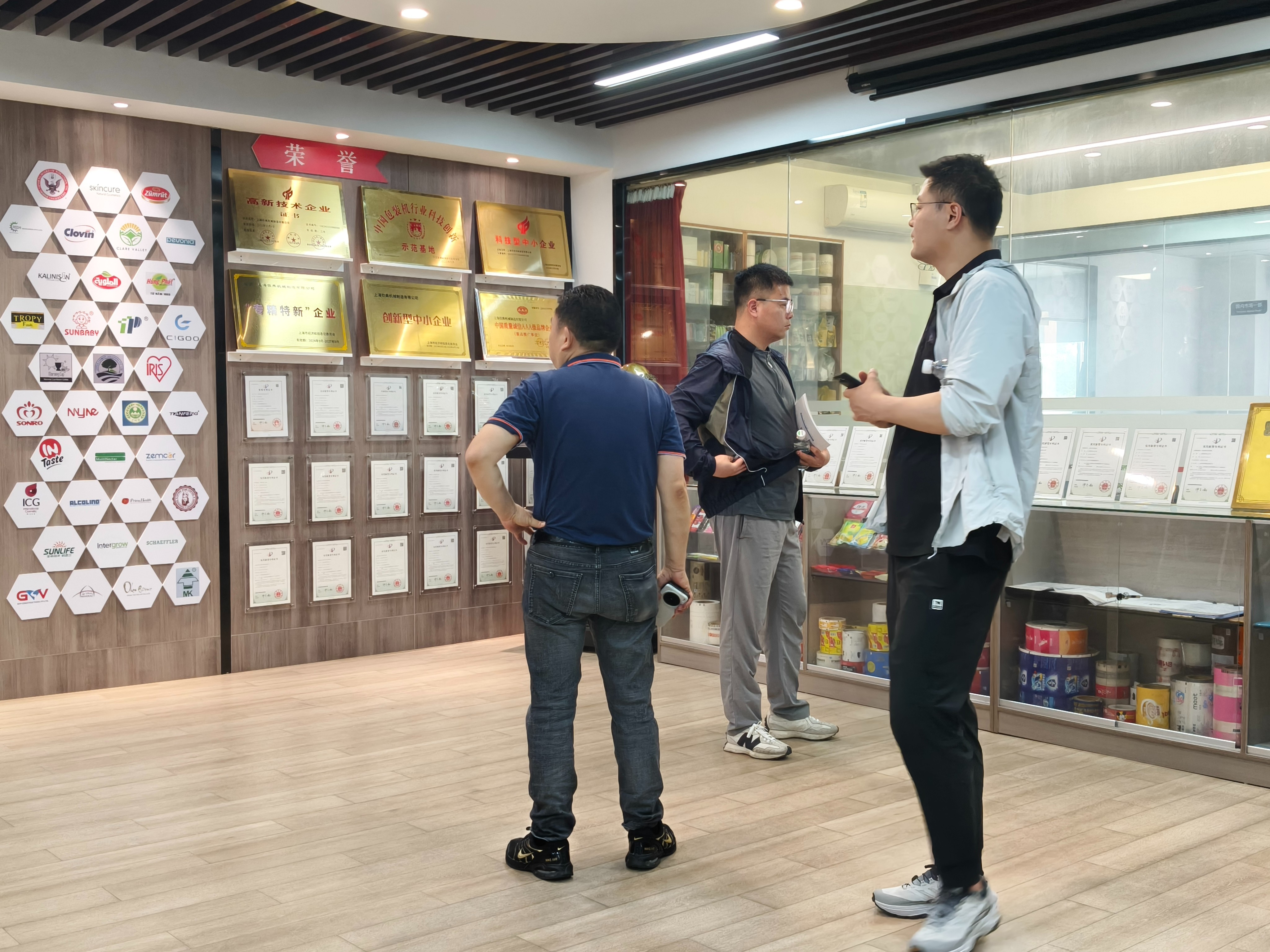 今晨直击 | 老乡鸡考察团莅临钦典机械参观考察，共探食品智造新机遇